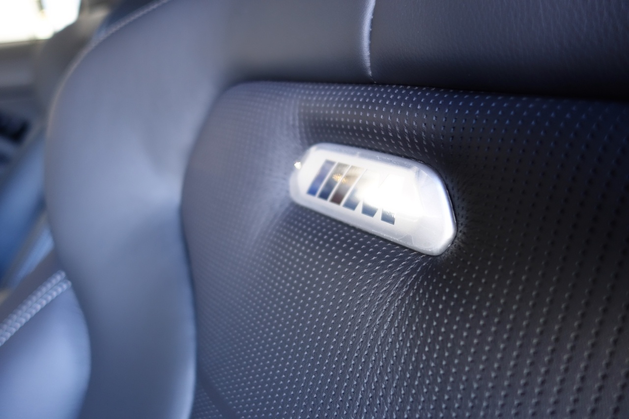 The M Logo plaque has the tri-color tinge on the logo ///M