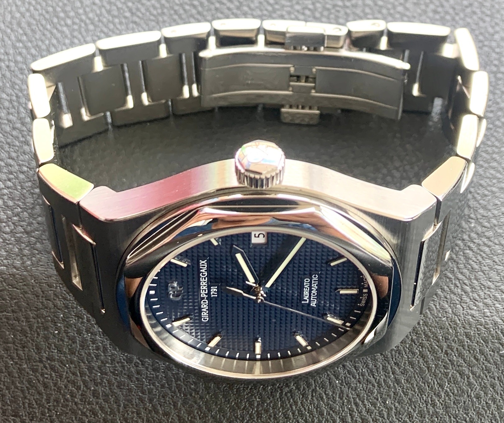 Watch by Girard Perregaux, Laureato, 81000