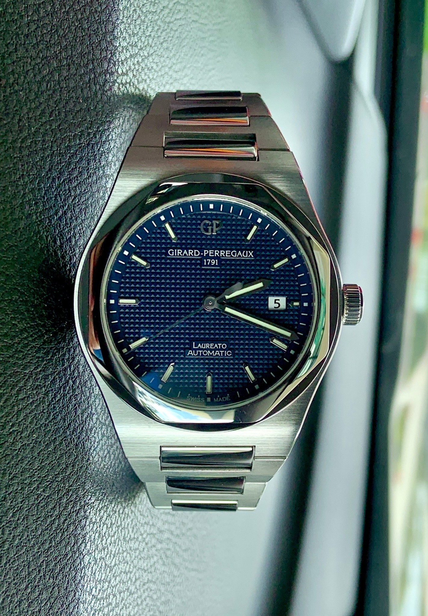 Watch by Girard Perregaux, Laureato, 81000