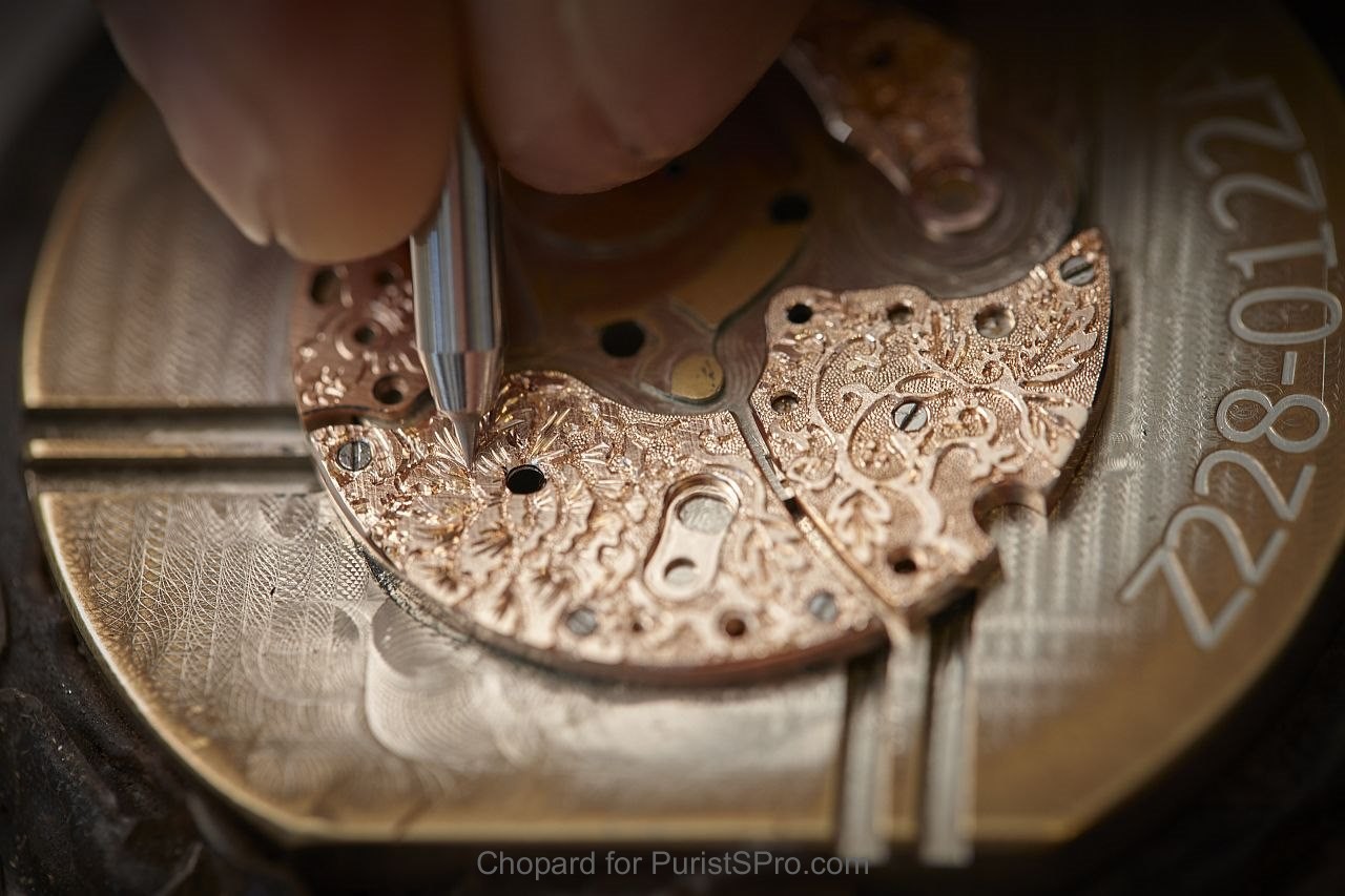 The base surrounding the motif is stippled dot by dot to create a grainy effect