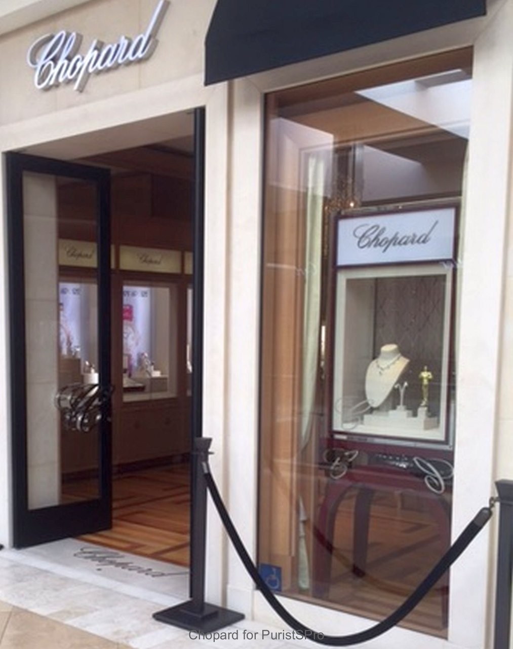 Mini-Oscar statuette in Chopard window