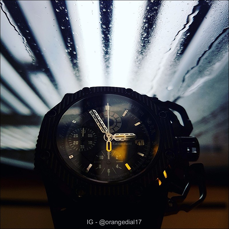 I like this photo a lot! The lighting nicely highlighted the survival dagger inspired hands!