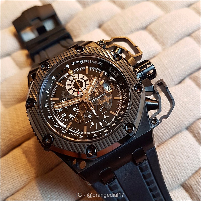 Do you notice the bored holes at the left corners of the midcase? No practical value but purely decorative to make I've the watc