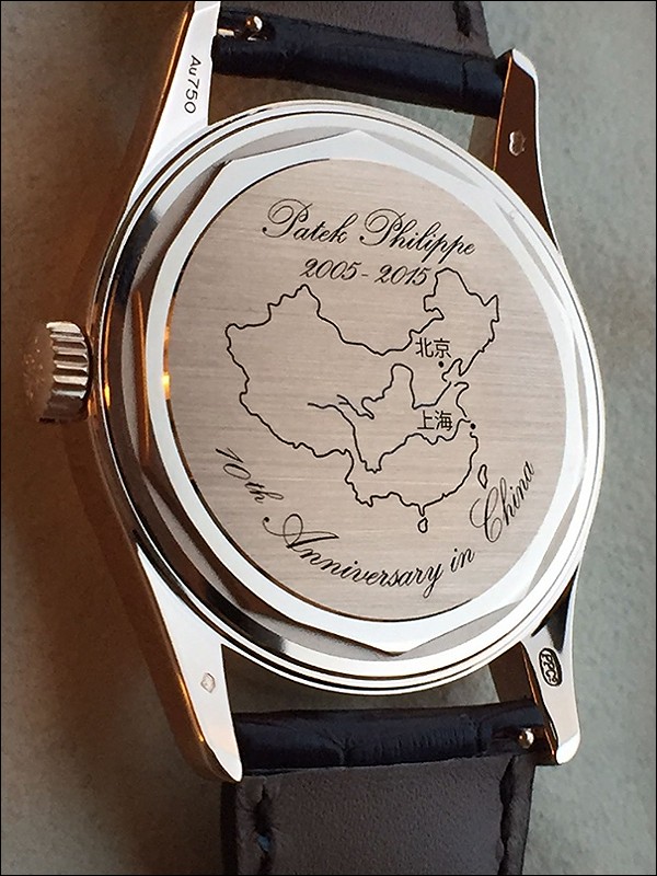 The 6000 has an interesting decagon as a back cover encasing the map