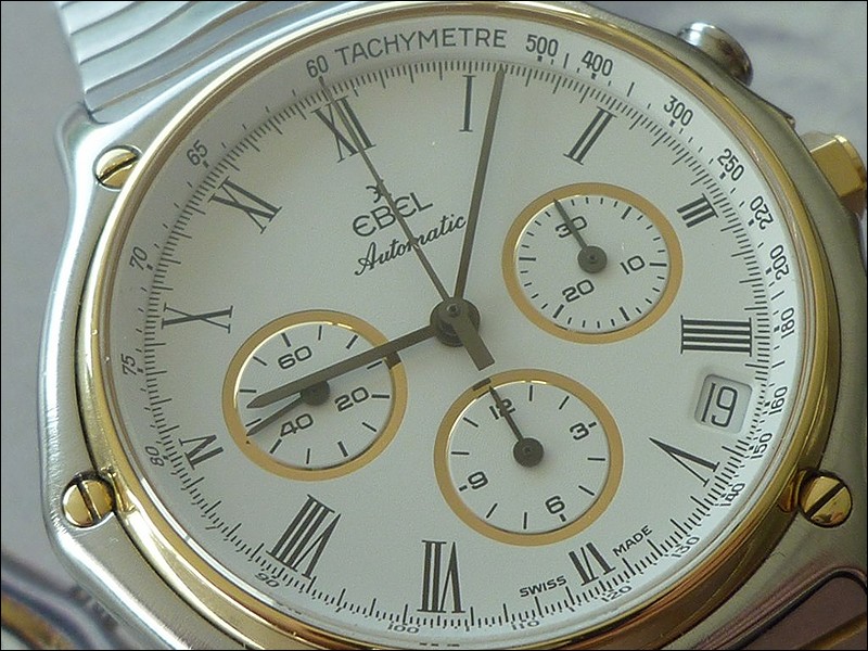 no luminova on the hour and minute hand 