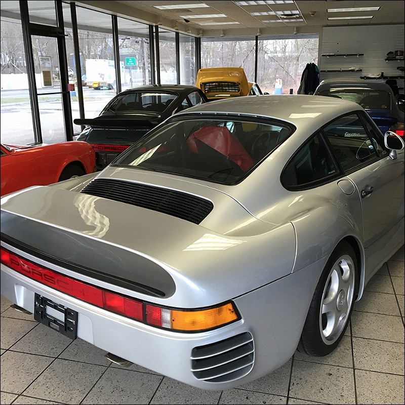 The 959 has a funky cool rear.