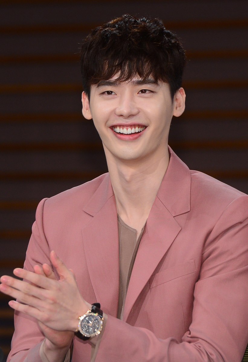 News Central - Lee Jong Suk wears Roger Dubuis in Korean Drama 'W', image size:821x1200