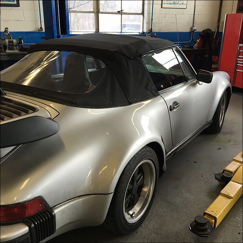 911 Turbo in German race colors. Stunner!