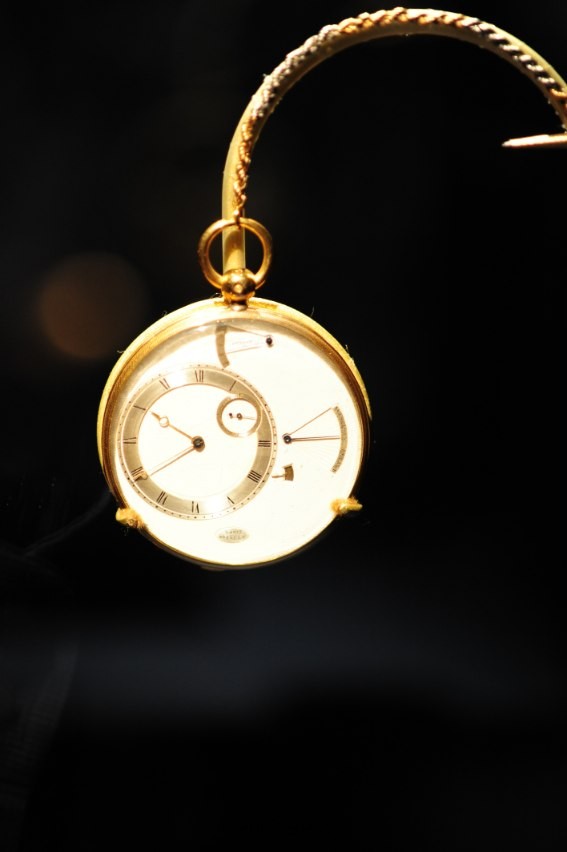 This is an automatic dumb quarter-repeating watch with a power reserve, date, platinum oscillating automatic winding weight. 