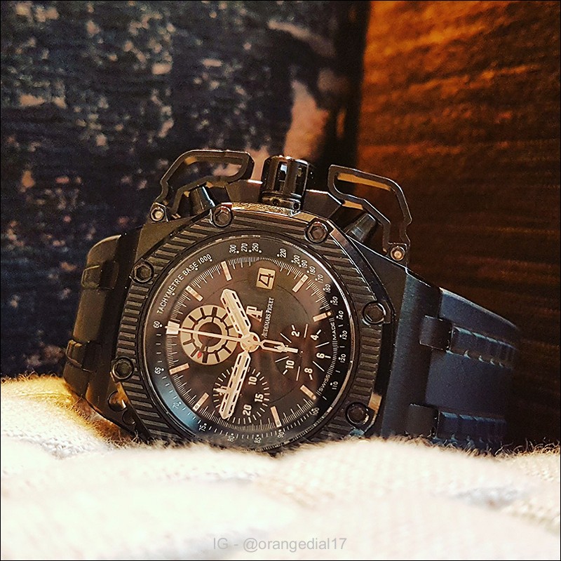 A tint of red on the tip of the second hand adds a touch of coolness to the otherwise monotonous mercenary watch. The special