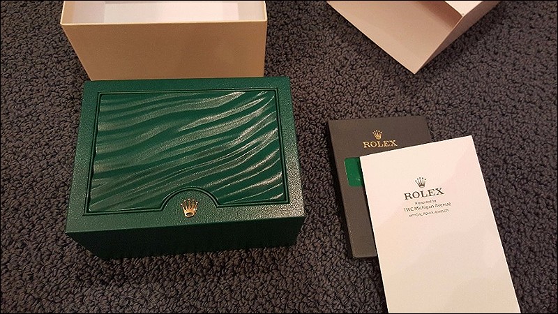 The top of the green case is kind of funky with the wave pattern. At first I thought it was defective.