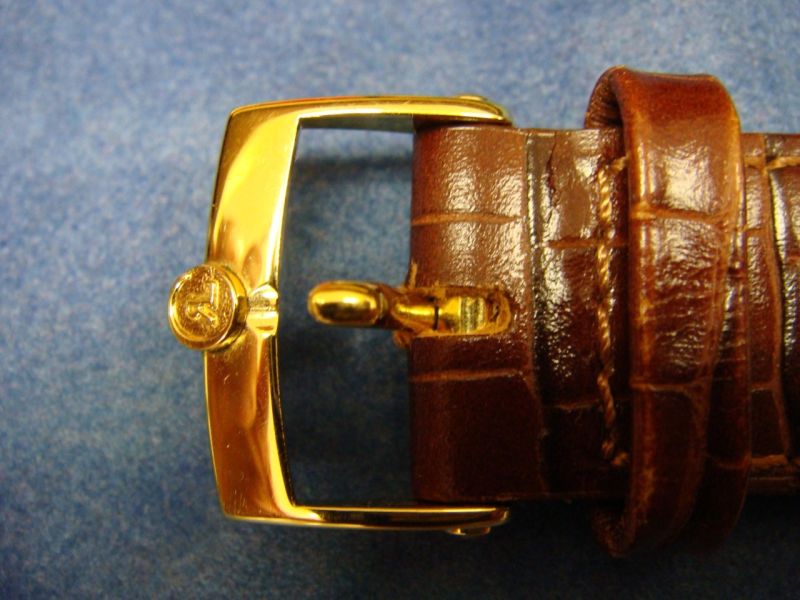 The 18K YG Buckle with the logo!