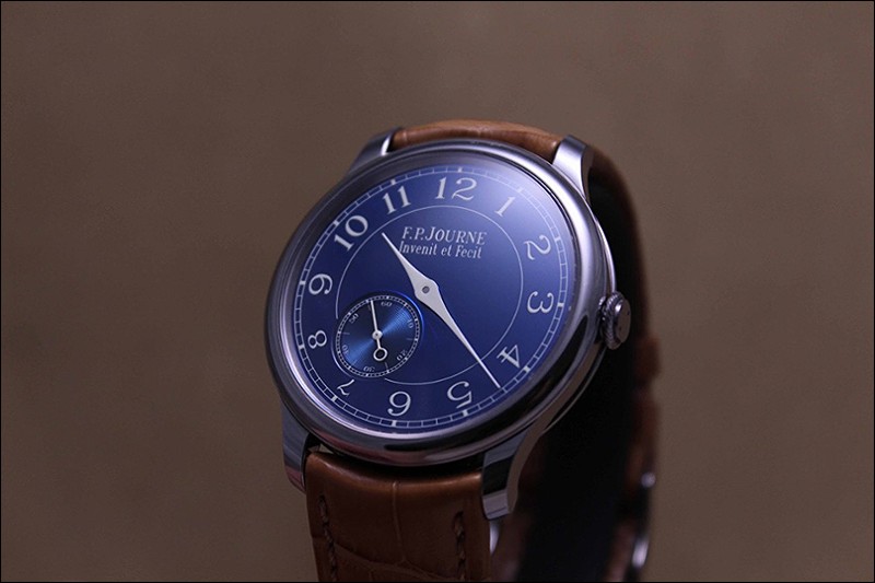 The grey tantalum case matches well with this dial 