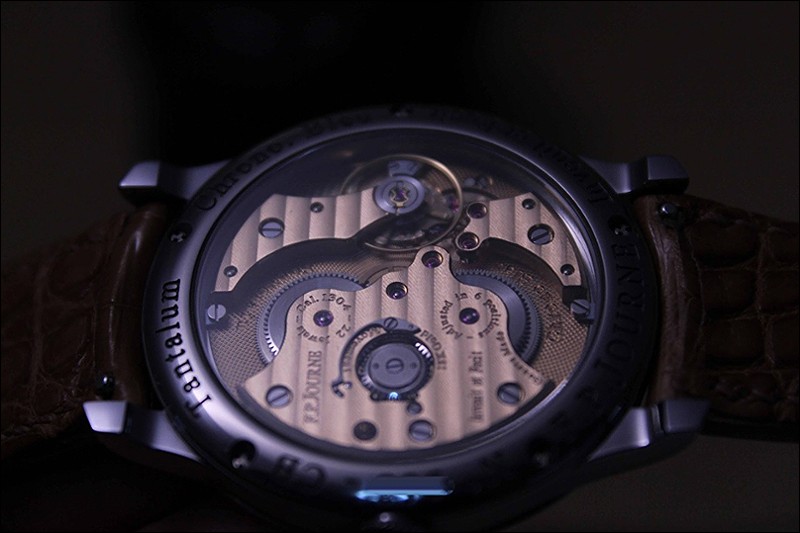 Like the guilloche pattern to the plate 