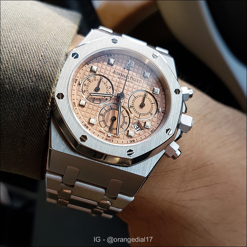 The dial pops under sunlight