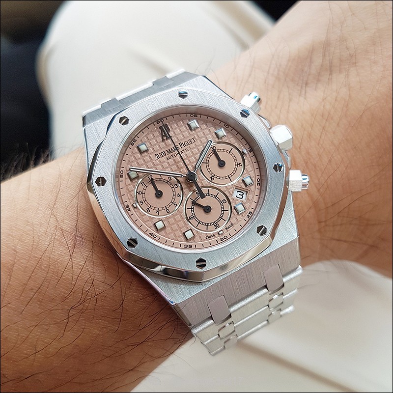 Despite its shear weight of almost 230g, the watch is surprisingly comfortable on the wrist.