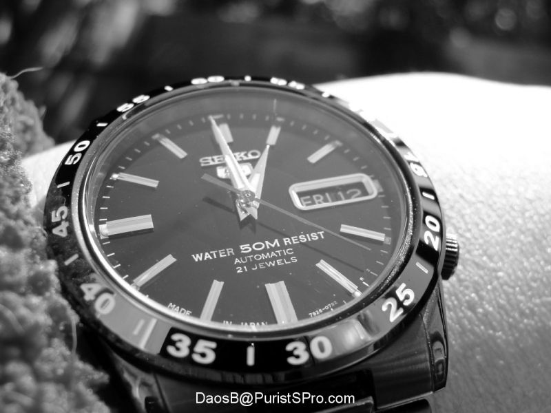 Even in black & white, I think this watch pops!