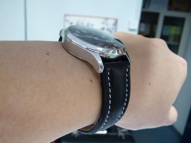 Somehow the black leather strap is thicker than the brown one