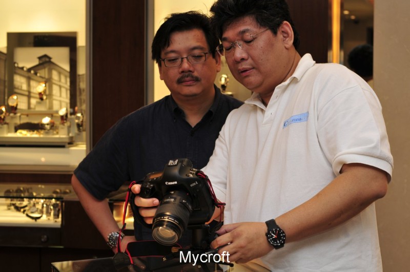2 photographers conferring?imageAction=doOne
