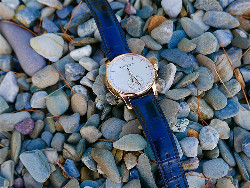 Here you can see the strap picked up the colors of the stones.