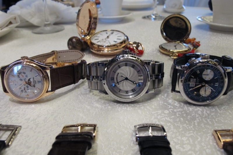 Second row: PP (RG case and hands), Breguet (YG dial and rotor, steel case), Lange (.... a cheat?? WG hands, phew)