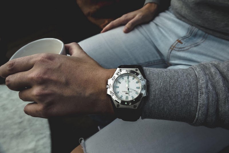 Linde Werdelin watch listing