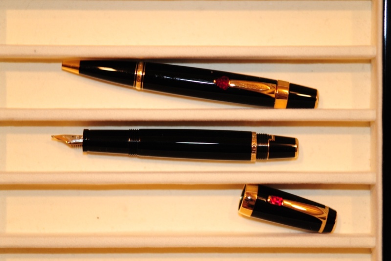 Boheme pen on top has three rings in middle of pen; Rouge Et Noir pen (below) doesnt