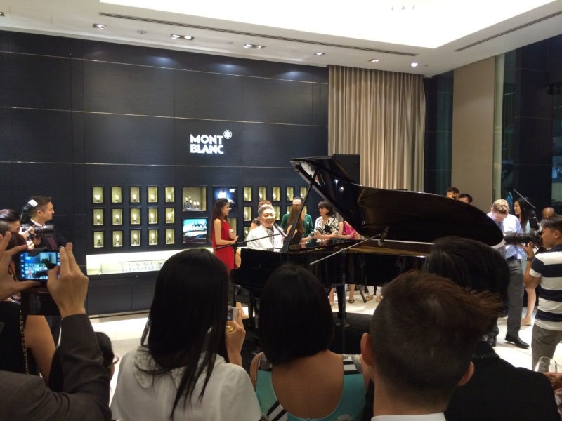 Mr Dick Lee performing some of my favorite local classics, composed by him