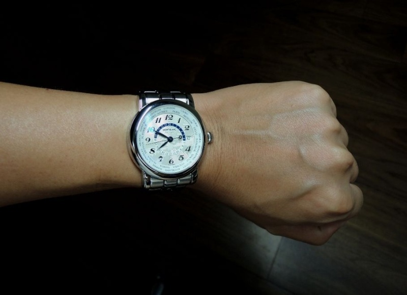 42mm case on my wrist (6.5 inches)