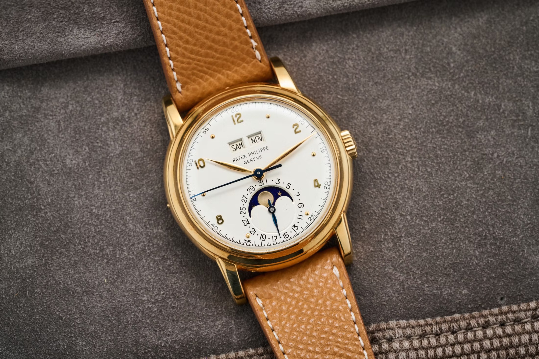 Watch by Patek Philippe, 2438