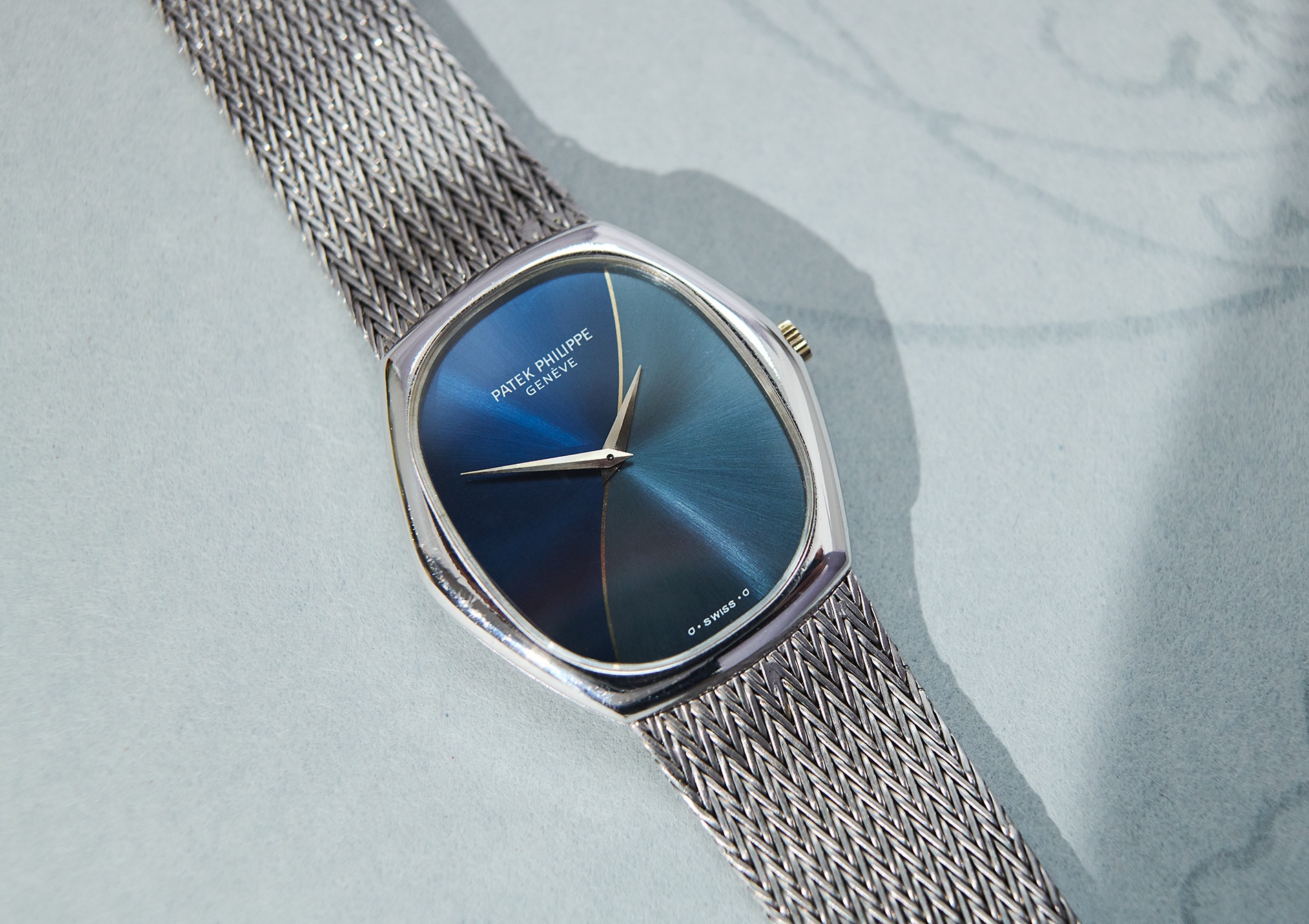 Watch by Patek Philippe, golden ellipse, 3858