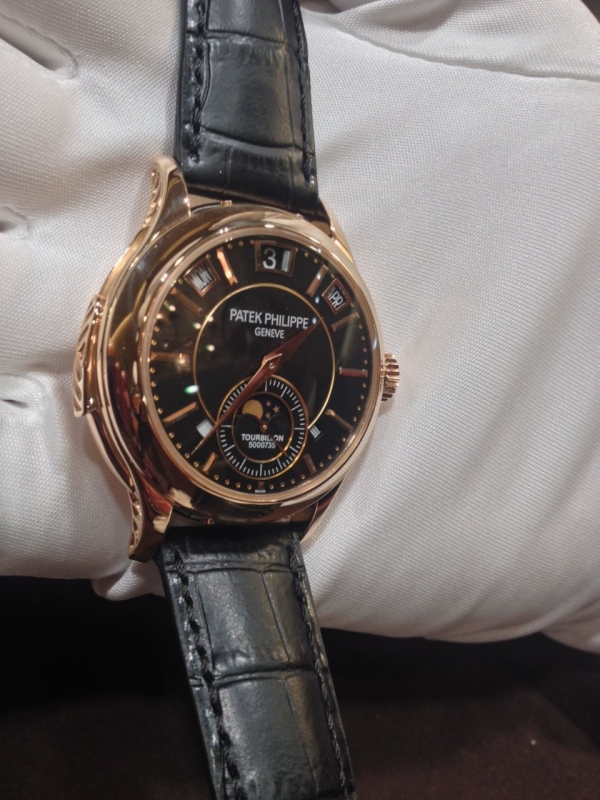 Simon the watchmaker was kind enough to show and pulled the lever for me - wonderful music !!