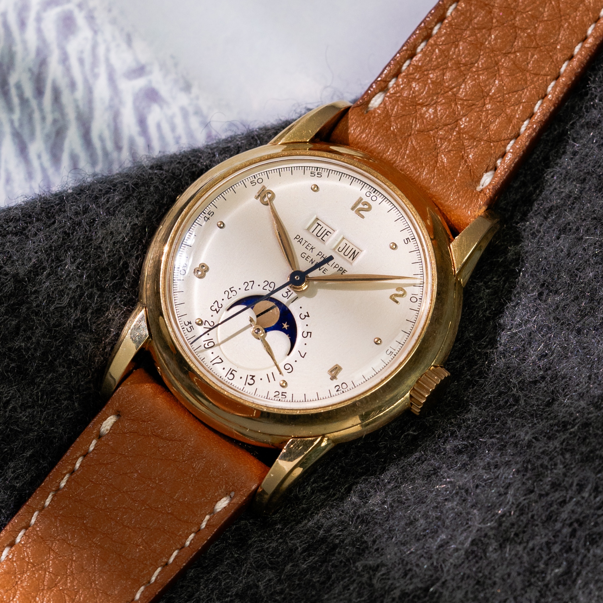 Watch by Patek Philippe, 2438