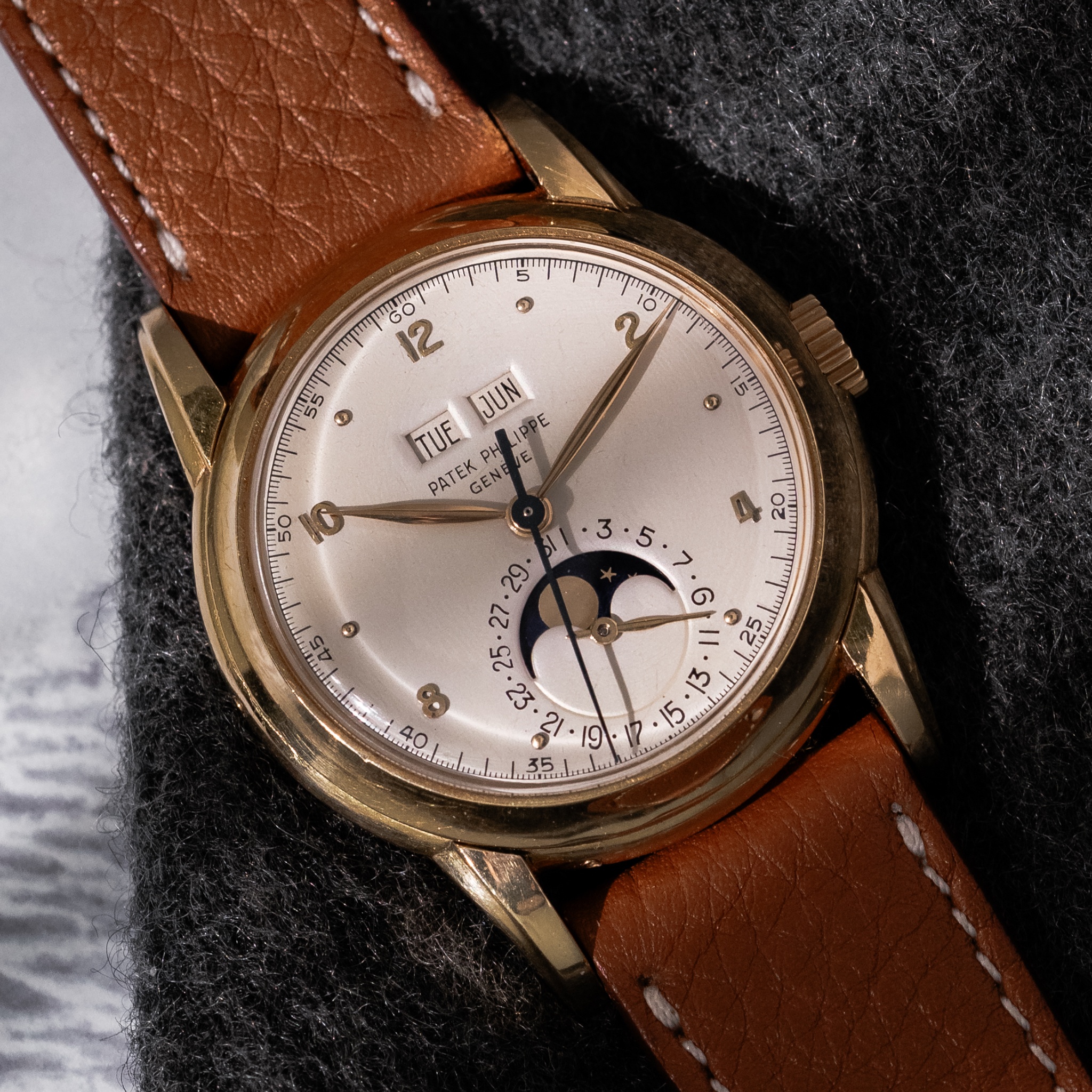 Watch by Patek Philippe, 2438
