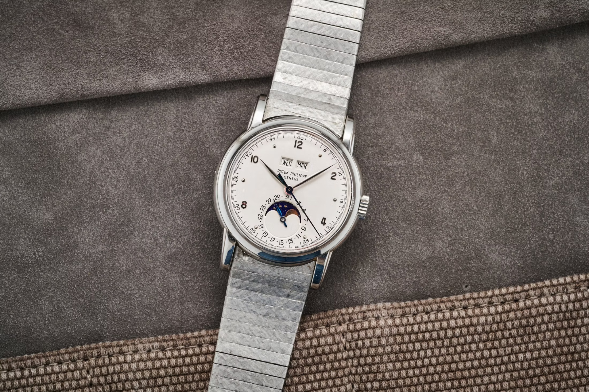 Watch by Patek Philippe, 2438