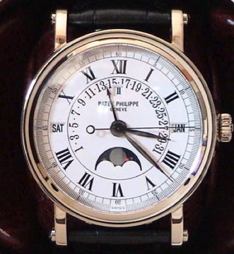 The amazing stark white dial of the 5059. Perfect width if you can handle the hamburger case thickness!! Not everyones cup of tea