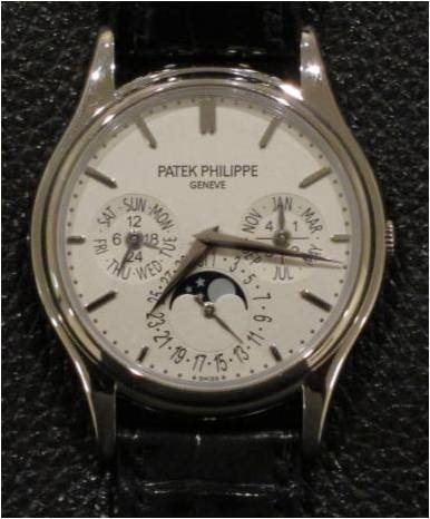 Beautiful understated dial. Very legible considering all the information displayed.