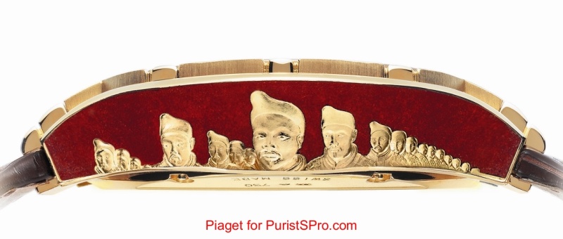 The opposing flank is enameled in red and features Chinese warriors.