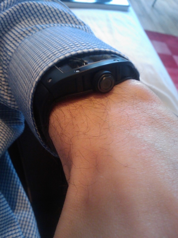 The case global shape melts with the wrist's shape