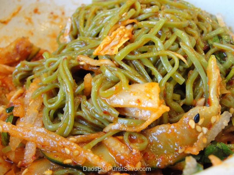 The green noodles after mixing.
