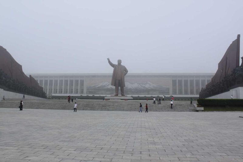 Kim Il Sung giant statue. Bow down!