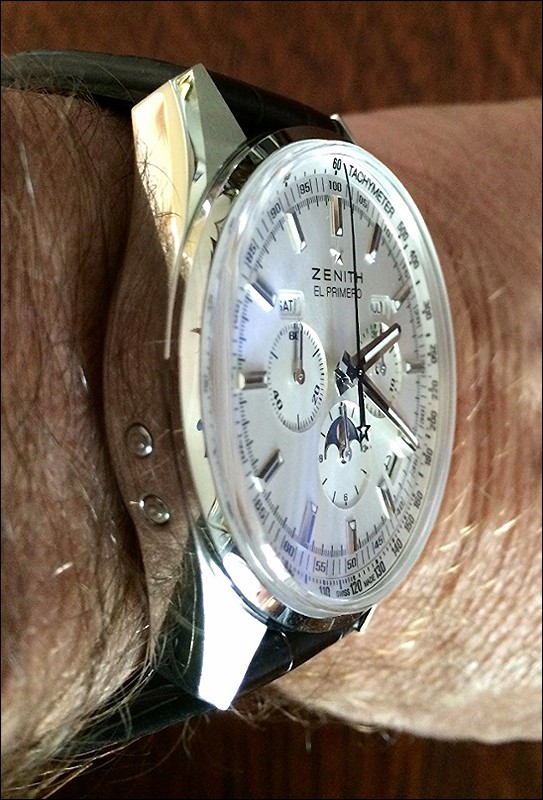 Time is easily read even at extreme angles.